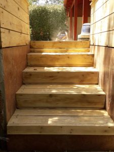 מדרגות מעץ אורן
