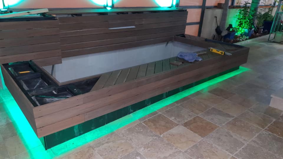 דק מסביב לבריכת דגים