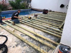 Read more about the article דק סינטטי בראשון לציון בוילה מסביב לבריכה