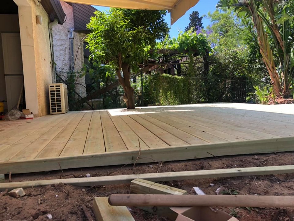 דק עץ חדש בשטח חיצוני בבית,