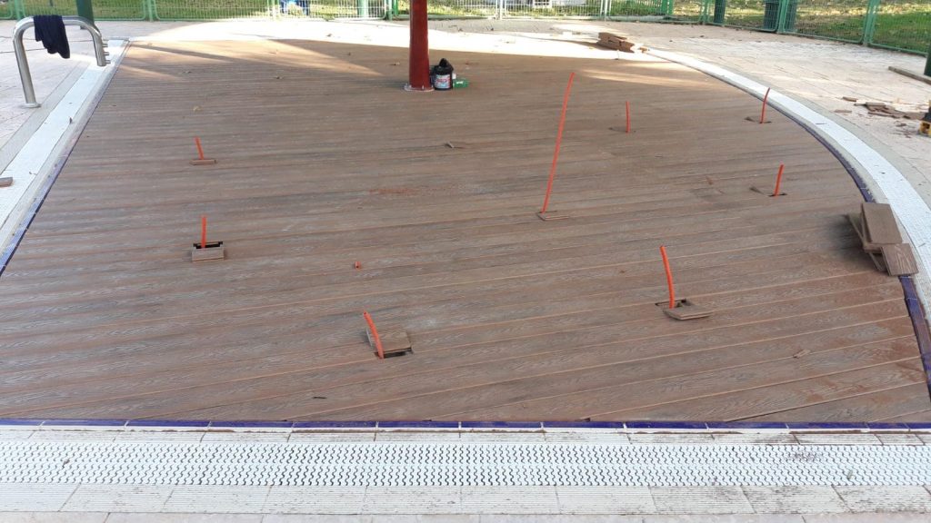 דק מסביב לבריכה בנווה ירק