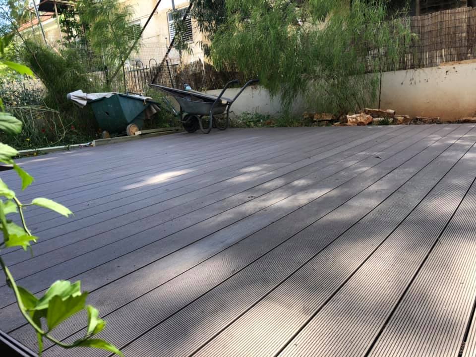 דק סינטטי לגינה