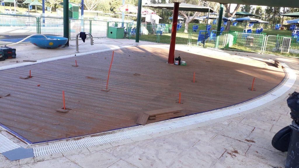 דקים סינטטים מסביב לבריכה