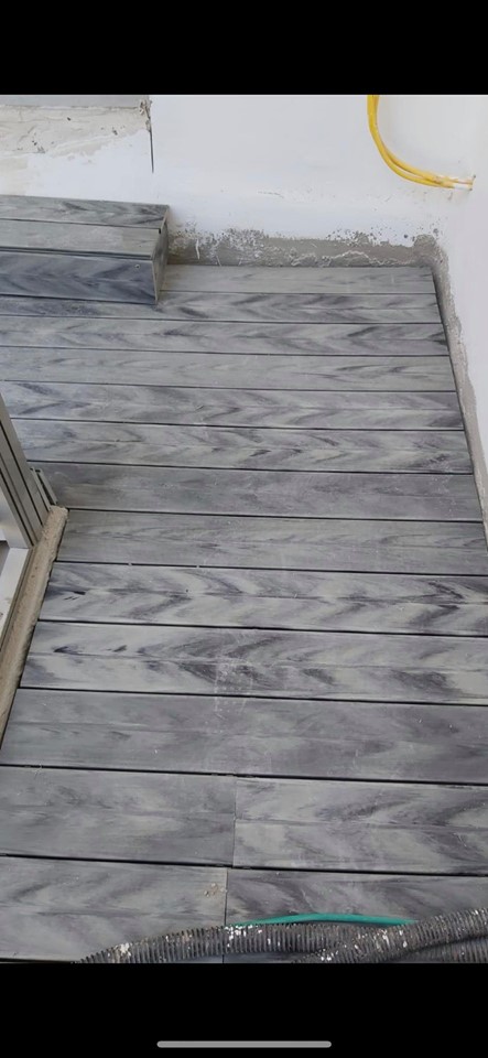 צילום של רצפת עץ בגוון אפור