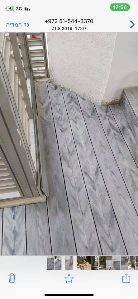 רצפת עץ באורח מודרני עם דלת