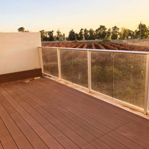 דק סינטטי במזכרת בתיה