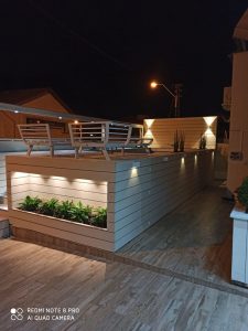 דק לבן לבריכה