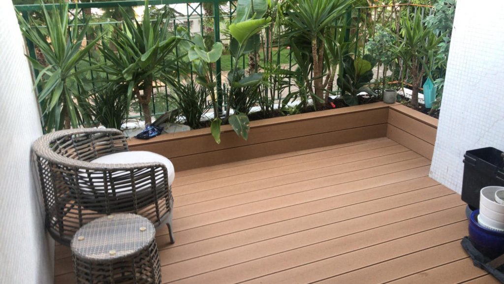 דק למרפסת ברעננה