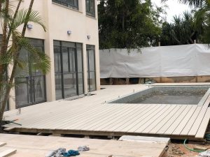 דק לבן לבריכת שחייה