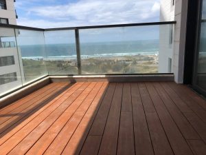 התקנת דק במבוק