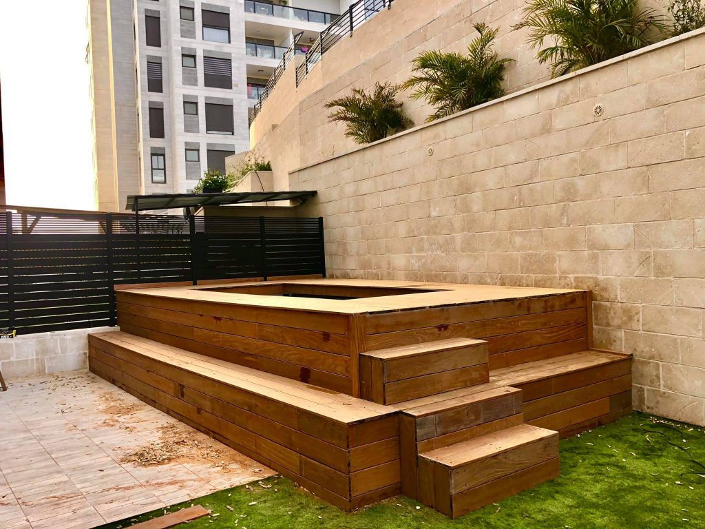 דק איפאה מסביב לבריכה