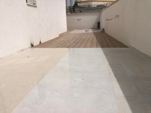 דק סינטטי בחצר