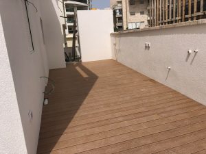 דק סינטטי לחצר באשקלון