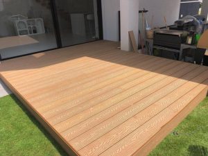 התקנת דק סינטטי