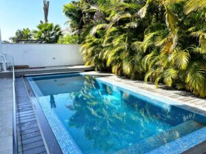 התקנת דק אפור לבריכה