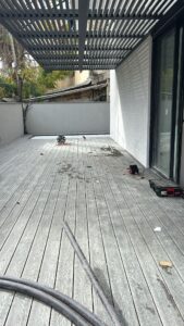 דק אפור לחצר הבית