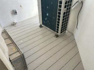 דק למרפסת שירות