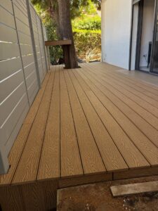 Read more about the article דק פולימרי לגינה | התקנת דק פולימרי