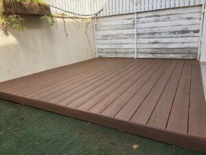 התקנת דק סינטטי לגינה