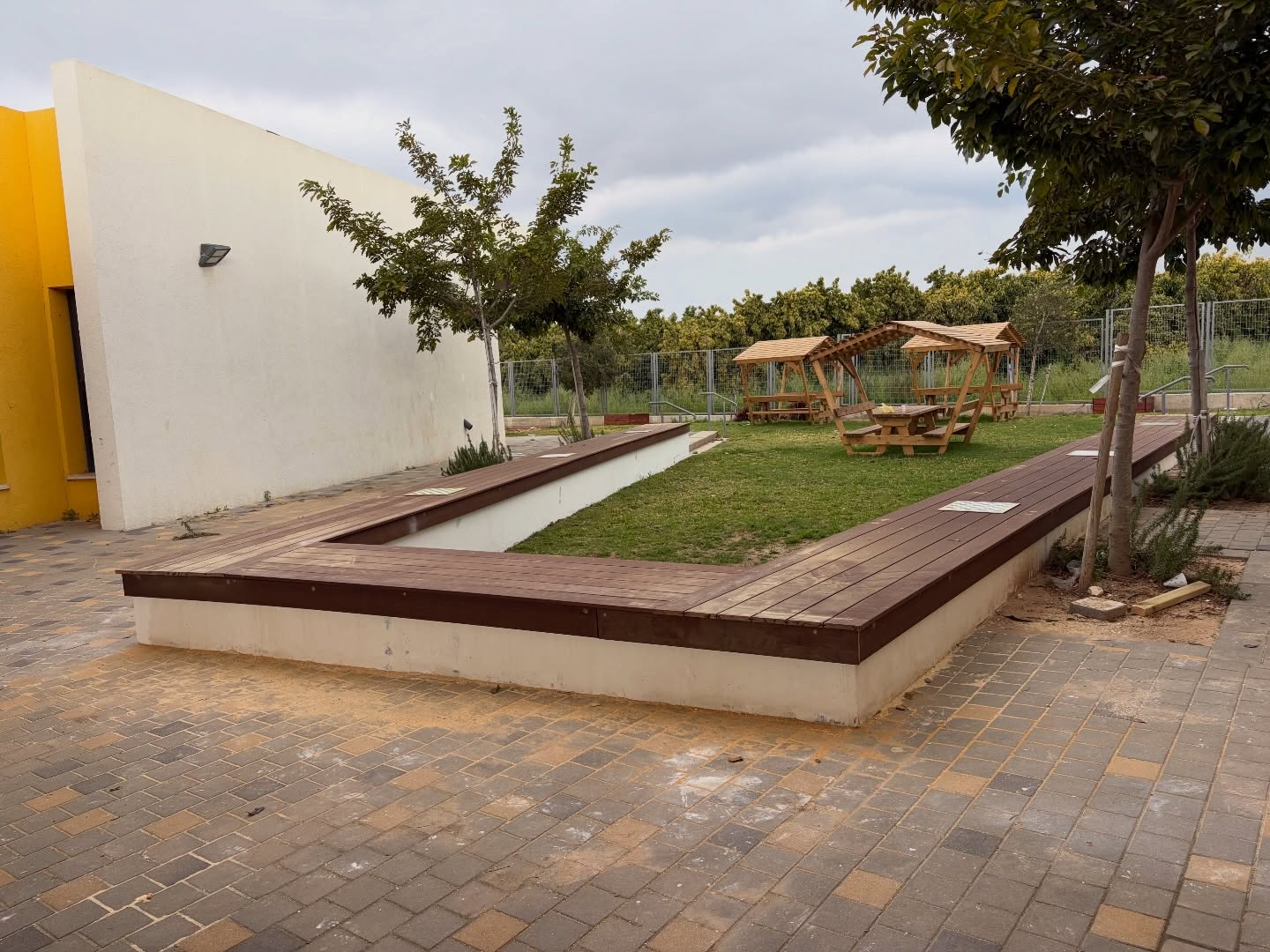 Read more about the article ספסלים דק מעץ | ספסלים מדק סינטטי