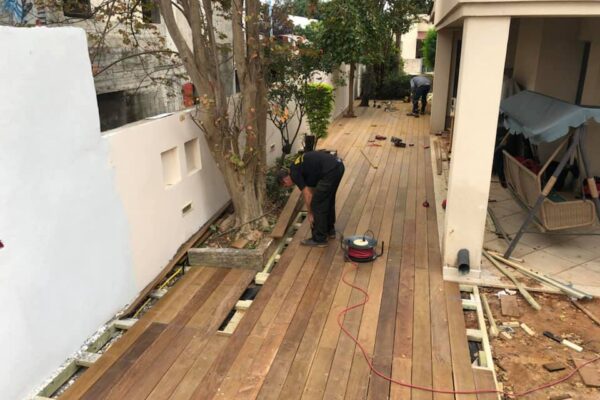 דק סינטטי איפאה לגינה בחגור