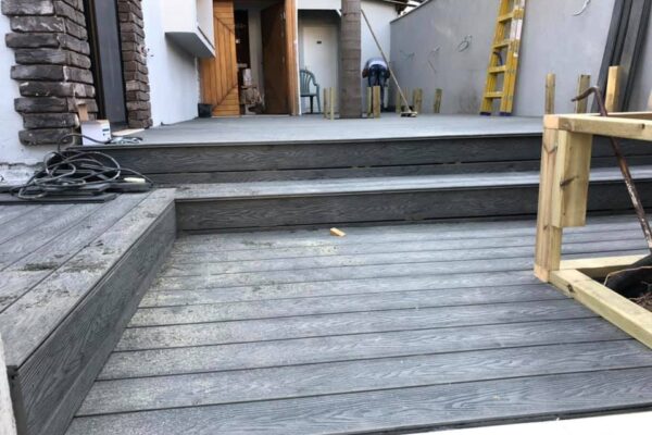 דק אפור בכניסה לבית