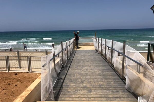 דק בחוף הים