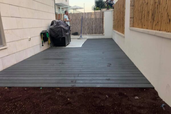 דק אפור בראש העין