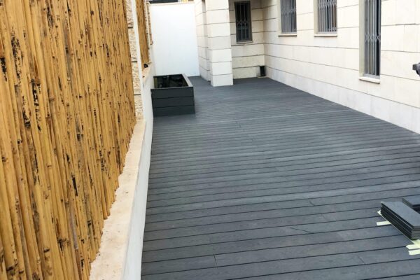 דקים בצבע אפור