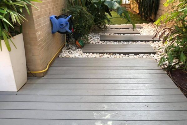 דקים סינטטים אפורים בכפר סבא