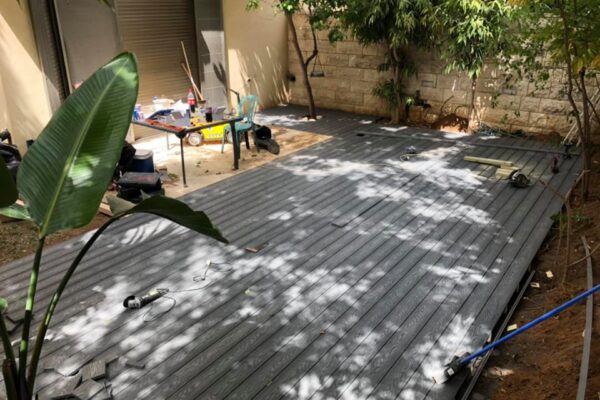 דק סינטטי אפור בצהלה