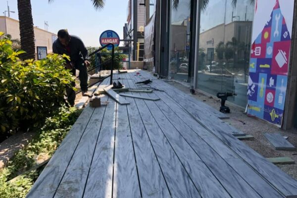 התקנת דק סינטטי אפור