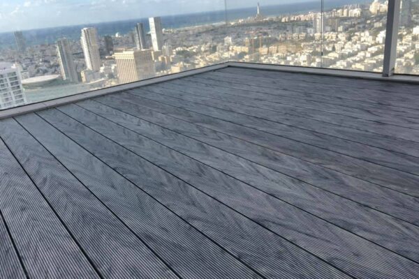 דק סינטטי בתל אביב