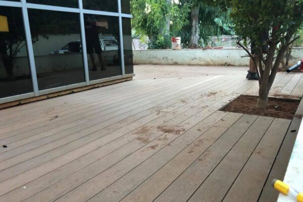 דקים סינטטים לגינה